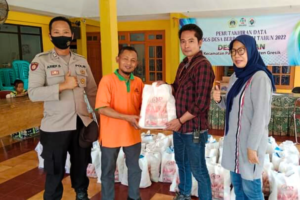 Read more about the article PT CMP Peduli Sesama, Aksi Berbagi di Panceng dan Ujungpangkah Gresik